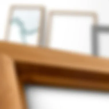 A close-up of a 15x21 cm frame made from reclaimed wood.